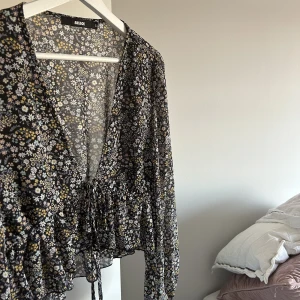 Blommönstrad blus - Jätte gullig Blommönstrad blus, aldrig använd🌸nypris 400kr