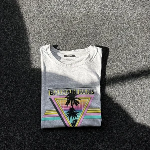 Balmain T-shirt - Hej, säljer min balmain T-shirt i Large. Tröjan är i nyskick, bara använd 1 gång, så inga märken eller fläckar på. Nypris 3500 