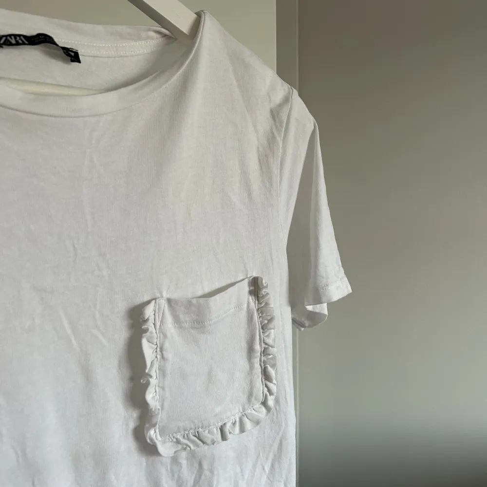 Vit T-shorts från Zara, använd fåtal gånger💛. T-shirts.