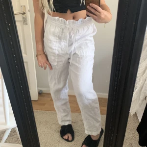 Linnebyxor  - Linnebyxor från Ralph Lauren. Använda fåtal gånger och köptes för 1299kr. Fina stora fickor framtill. Storlek 4 vilket motsvarar ungefär XS-S