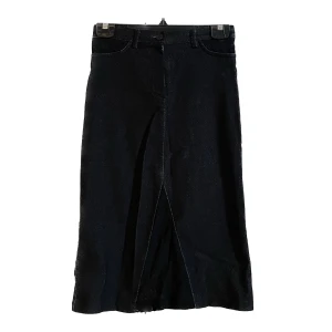 Kjol med spetsdetaljer  - Svart kjol med spets detaljer på fickorna och nere vid skurningen. Fråga om bilder eller om du har andra frågor<3