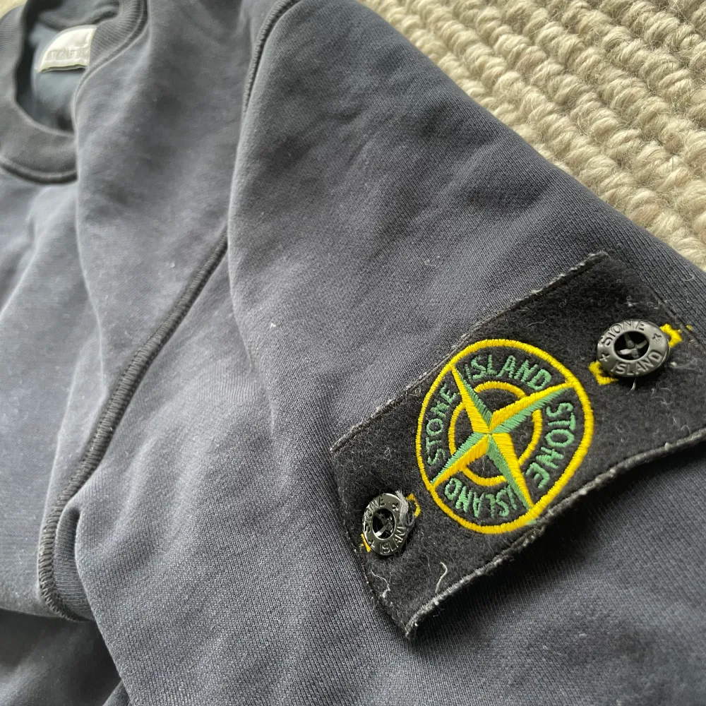 Säljer nu min Stone Island tröja storlek Small pga att jag växt ur den. Köpt på NK herrtrend. Sparsamt använd, skick 8/10. . Tröjor & Koftor.