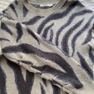 Nakd  - Nakd stickad tröja med blåa mönster. Aldrig använd endast provad en gång. Inga defekter.