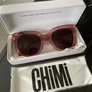 Säljer mina superfina rosa Chimi solglasögon i modellen 008. Inga tecken på användning och allt på bilden följer med🫶🏼