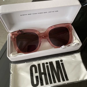 Chimi solglasögon - Säljer mina superfina rosa Chimi solglasögon i modellen 008. Inga tecken på användning och allt på bilden följer med🫶🏼