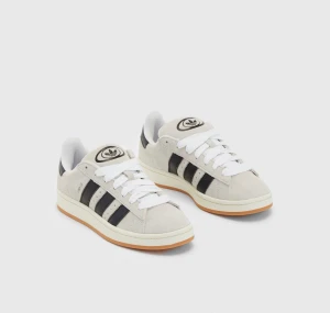 Adidas campus 00s - Säljer mina adidas campus 00s då de är en aning små. Endast använda en gång.  Köpare står för frakt.Svarta skosnören inkl. Samt orginalförpacningen. Ord. Pris 1175kr 