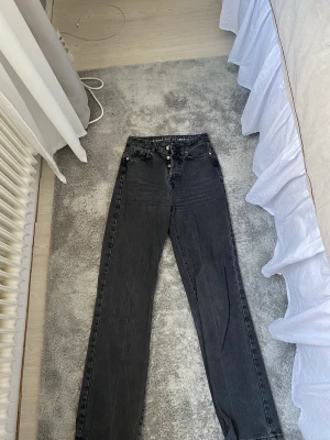 Bikbok jeans - Högmidjade svart/grå jeans från Bikbok. Ordinarie pris 500kr. 