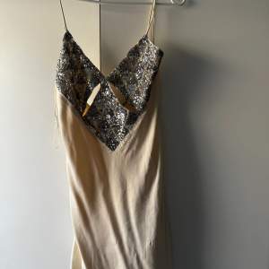 Mini Fest klänning från zara. Helt ny, aldrig använd. Köptes för 500kr säljer för  320 (pris kan diskuterask) storlek s-xs