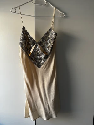 Fest klänning  - Mini Fest klänning från zara. Helt ny, aldrig använd. Köptes för 500kr säljer för  320 storlek s-xs