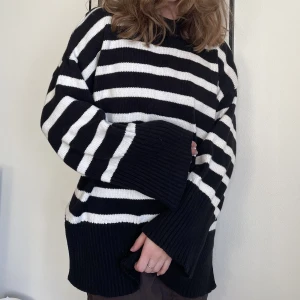 Randig stickad tröja  - Köpte denna av en tjej på Plick men föll inte riktigt mig i stilen så nu letar den efter ett nytt hem😊