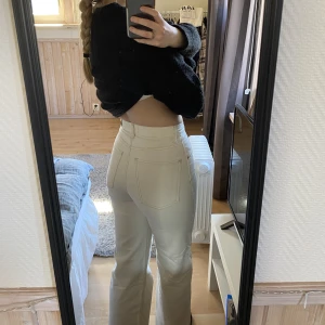 Jeans - Funderar på att sälja dessa fina jeans från Mango då de är lite små för mig. Storlek 36, är 173cm lång🤎