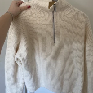 Stickad tröja - Så fin och skönt stickad zip up tröja !! 