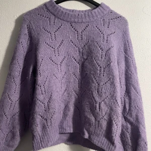 Stickad tröja  - Få gånger använd, väldigt skön St S