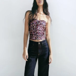Glittertopp - Säljer denna snygga festtopp från Zara i storlek S💕💕 Endast använd 2 gånger, så mycket bra skick. Köpt för 359 kronor men finns inte längre att köpa. Bara att skriva om du har frågor🤗
