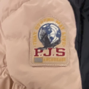 P.J.S jacka - Säljer nu min P.J.S jacka då den knappt kommit till användning. Jag säljer den för mycket billigare pris än vad jag själv köpte den.   Jackorna kan även fraktas om det önskas.   (Finns även andra Jackor jag säljer om ni är intresserade)