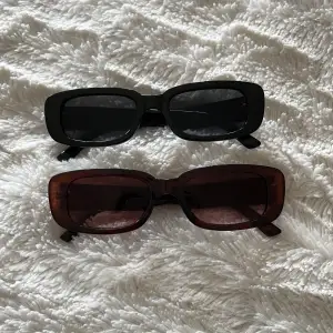 Två solglasögon i olika färg!! Säljs båda för 160 kr eller separat 95 kr!💓💓 
