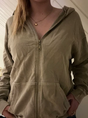 Snygg luvtröja - Säljer denna snygga zip hoodien från madlady. Köpte för ungefär 400 kanske för något år sedan, finns inte kvar på hemsidan. Bra skick! Fraktprs kan diskuteras!