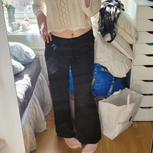 Svarta byxor - Superfina oanvända byxor, lappen kvar. Liknar linnebyxor. Säljes då de inte kommit till användning. Ord. pris 299kr. Hör av dig vid frågor/funderingar alt fler bilder🥰