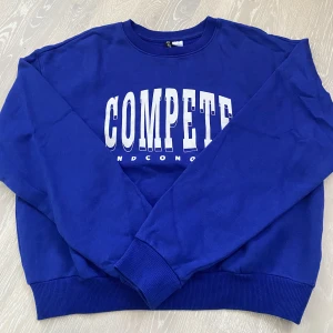 Collegetröja stl M - Mörkblå collegetröja använd fåtal gånger, finfint skick💓 priset kan diskuteras 