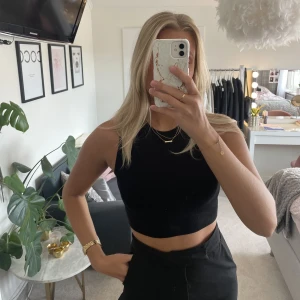 Stickat linne - Svart stickat linne ifrån zara använt fåtal gånger och i mycket fint skick🫶🏼