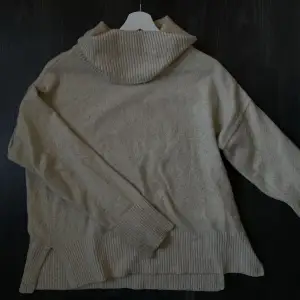 Stickad tröja från Vero Moda med krage, beige (dålig bild då färgen inte framhävs, tröjan är ljusare än på bilden!)