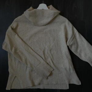Stickad tröja - Stickad tröja från Vero Moda med krage, beige (dålig bild då färgen inte framhävs, tröjan är ljusare än på bilden!)
