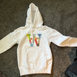 Wood Wood Hoodie  - Wood Wood Hoodie i en skön vår färg! Hoodie är i princip aldrig använd och i 9,5/10 skick! Storlek S-M och är för liten för mig som är 185! Nypris ligger på ca 1 tusen och är slutsåld överallt!