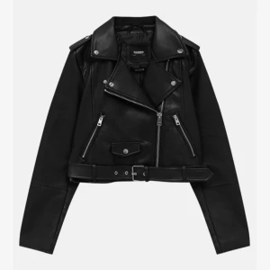 Skinnjacka pull&bear - Skinnjacka från Pull&Bear i bra skick, fin till våren. Skriv för mer bilder💕köparen står för frakt.