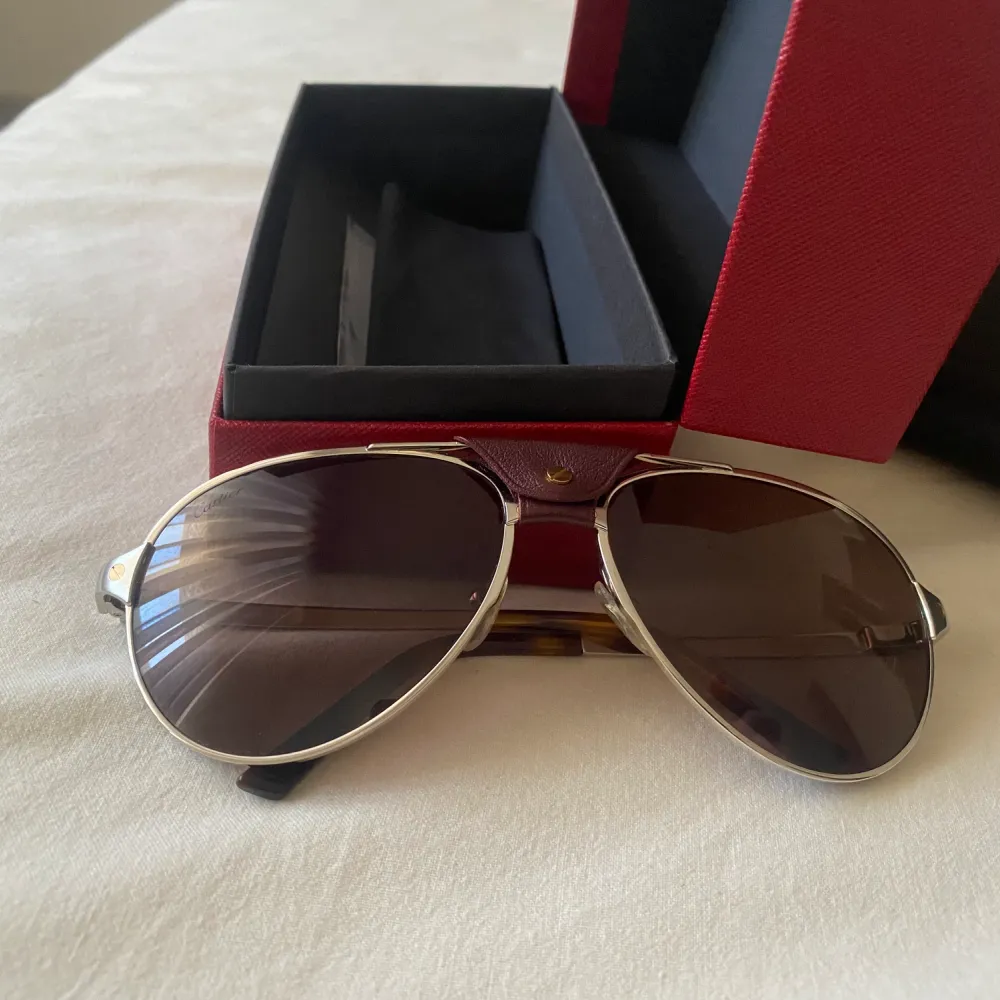 Hej, jag säljer Cartier herrglasögon i silver med röda glas. Glasögonen är nya med kartongen Alla tillbehör till salu för 420 € kan förhandlas Listpris 900 € Kontakta mig för mer information.. Accessoarer.
