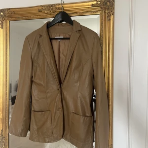 Läderjacka  - Brun Läderjacka från Hennes i storlek 36 köpt secondhand