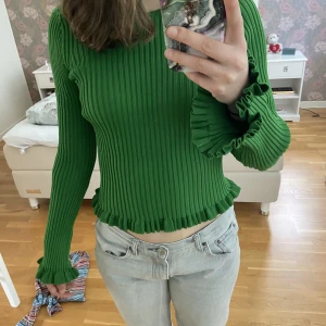 Tröja - Säljer denna ribbade tröjan från Gina Tricot. Den är öppen i ryggen. Köpte för 400 och säljer för 100 + frakt. Skriv vid frågor.
