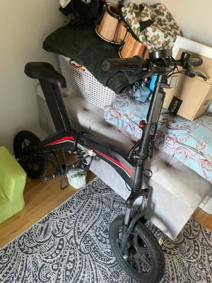 Elscooter - Hej, säljer min scooter då den inte kommer i användning utan bara sitter i förrådet. Den åker i 25 km/h och 30 km räckvidd och laddare medföljer. Priset är inte fast då jag kan tänka mig sänka lite. Jag möts bara i Åkermyntan!!!!