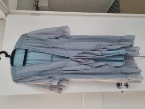 Boohoo omlott klänningar  - Svart omlott klänning från boohoo i storlek 38 (passar även 34-36). Ljusblå omlott klänning från boohoo i storlek 38 (passar även 34-36)