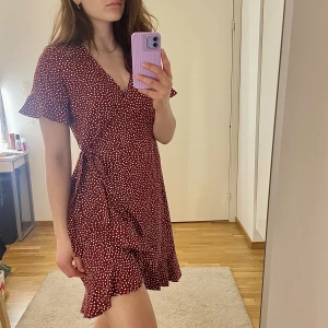 Sommarklänning - En prickig sommarklänning från Vero moda! Kort i ärmarna och volanger längst ner - så fin! Fint skick. Storlek M. 