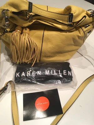 Väska helt ny  - Skinn väska helt ny från Karen millen.