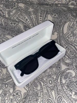 Chimi - Använda fåtal gånger så de är som nya. köptes nya för 1250kr på chimis hemsida. Modellen 04 black. Sparsamt använda! Priset kan diskuteras!