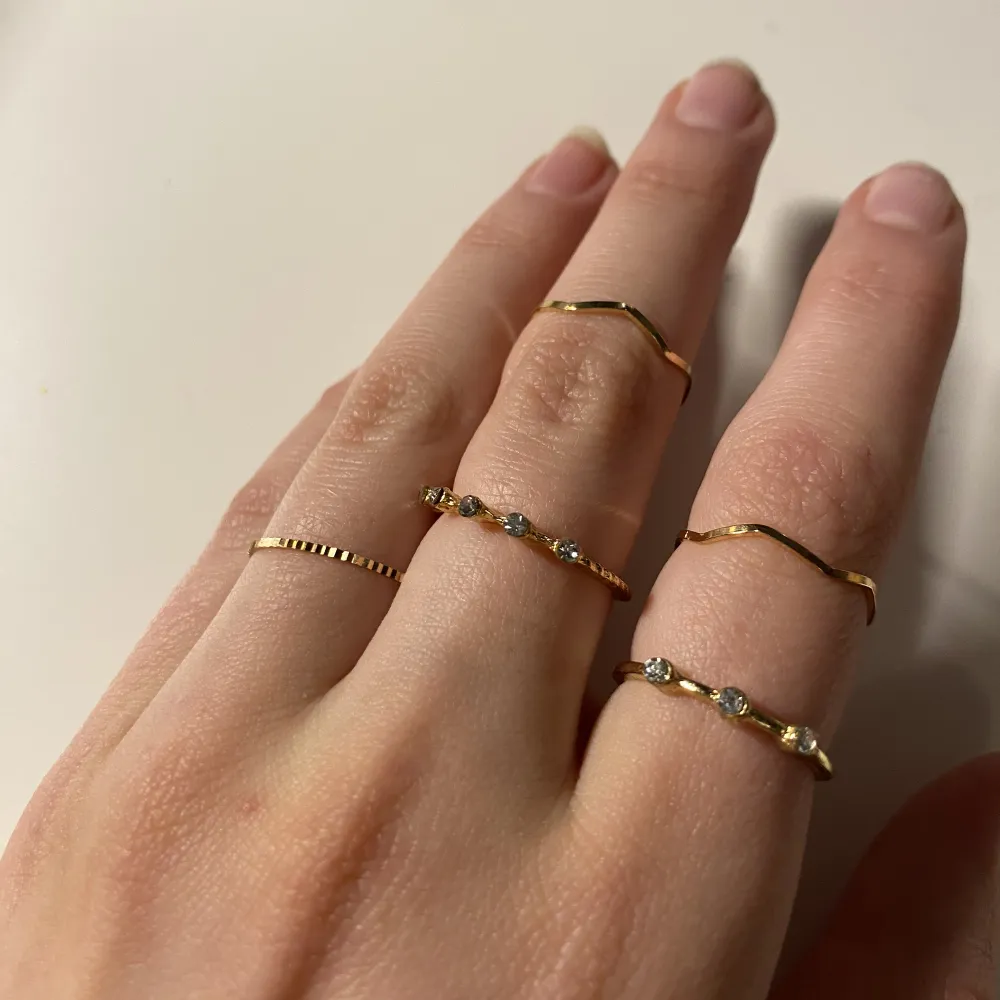 Säljer ringar för 10 kr styck alla ringar säljs för 45kr.. Accessoarer.