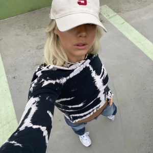 Topp - Mönstrad topp från weekday 