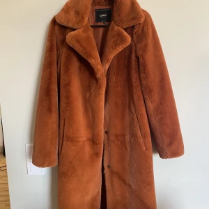 Fuskpäls str s - Jättefin fuskpäls i rost/orange färg.  Lite använd men fattas en knapp.