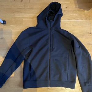 Uniqlo Tech fleece  - Säljer denna Uniqlo tech fleece eftersom att jag knappt har använt den! Super bekväm och snygg✅ Skick 9/10 