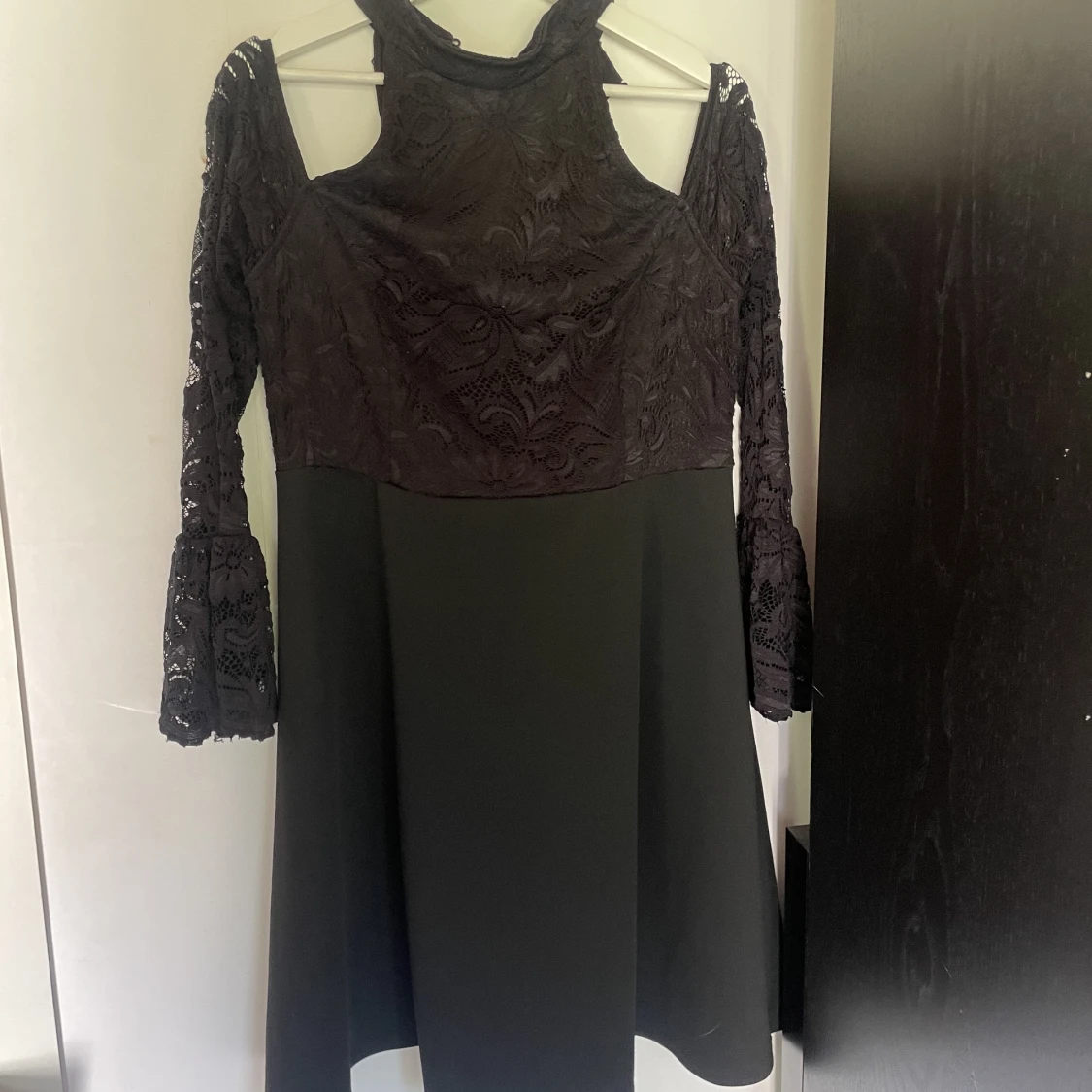 Svart spetsklänning