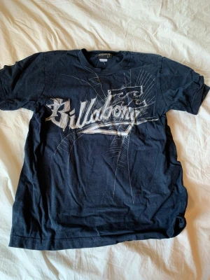 Tröja med tryck - Snygg tröja i bomull från billabong. Tröjan är köpt second hand och det finns ingen storlek men skulle gissa xs/s. Kontakta gärna om du har frågor, pris kan diskuteras och tryck gärna på ”köp nu”! 