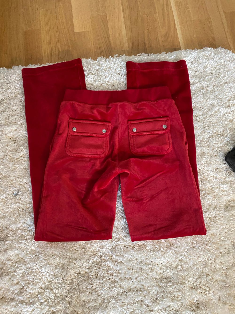 Säljer mina röda juicy byxor för att jag har använt dom 1 gång, super fint skick och pris kan diskuteras ❤️❤️. Jeans & Byxor.