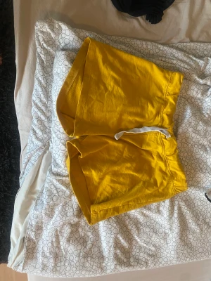 Shorts  - Den gula M Den vita S 19 kr var och en  29 kr för båda 