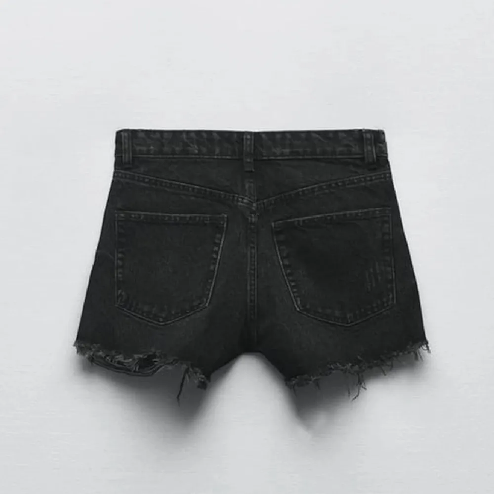 Säljer mina snygga zara jeansshorts i strl 32❤️  nypris:349kr nu:200kr😍 . Shorts.