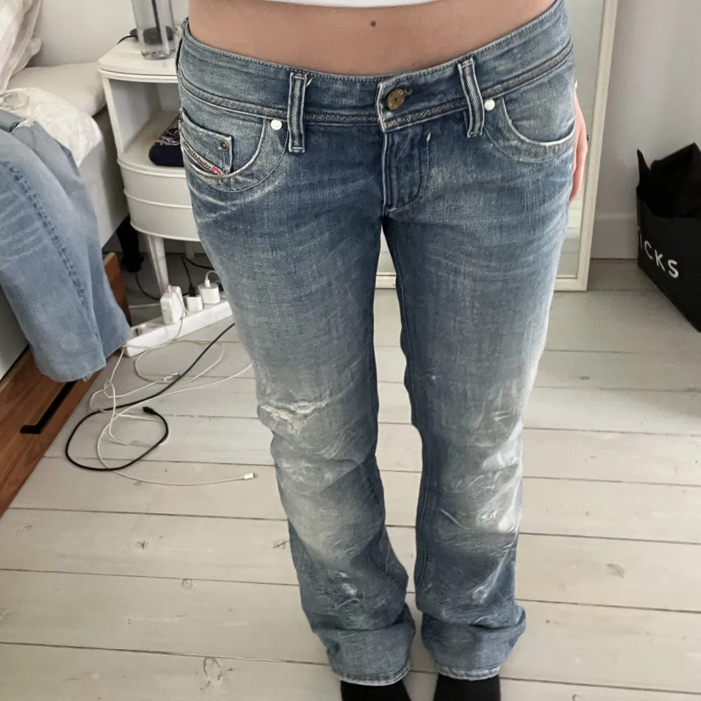 Sååå snygga lågmidjade bootcut jeans från Diesel 😍 midja: 37 cm innerben: 73 cm. Jeans & Byxor.