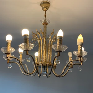 Kristall krona  - Säljer nu min kära äkta kristall krona som jag köpte för 22 år sedan. inget fel på hur den funkar men en av dom tallrik liknande glasen under en av glödlamporna har gått sönder. 