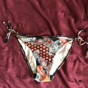 Bikiniunderdel  - En mönstrad bikinitrosa 