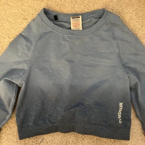 Gymshark - Säljer denna trännings topp från gymshark eftersom den är för liten för mig. Den är i stl M men skulle säga att den är som S💓