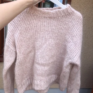 Stickad tröja i storlek S - Säljer denna fina stickade tröja i storlek S från H&m. Den är i väldigt fint skick och materialet är Mohair, ullfiber som är skönt.  :) 